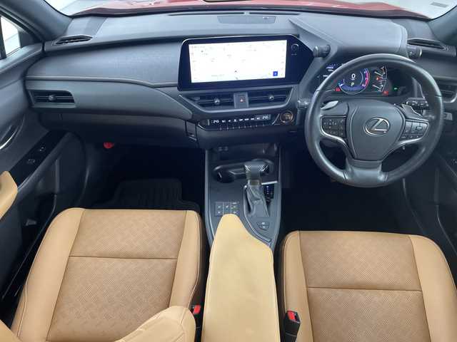 レクサス ＵＸ 250h バージョンL 愛知県 2023(令5)年 5.6万km ブレージングカーネリアンコントラストレイヤリング 禁煙車/純正12.3インチナビ/（AM/FM/Bluetooth/USB/フルセグTV)/全方位カメラ/レクサスセーフティーシステム/・プリクラッシュセーフティ/・レーダークルーズコントロール/・クリアランスソナー/・レーントレーシングアシスト/・ブラインドスポットモニター/・オートマチックハイビーム/・ロードサインアシスト/・SOSコール/ETC2.0/前後ドライブレコーダー/本革シート/前席シートヒーター/前席シートベンチレーション/前席パワーシート/メモリシート/革巻きステアリング/ステアリングヒーター/パワーバックドア/パドルシフト/純正18インチアルミホイール/スマートキー/プッシュスタート/3眼式LEDヘッドライト/フロントフォグランプ/オートライト/純正フロアマット/電子パーキングブレーキ/オートホールド/横滑り防止装置