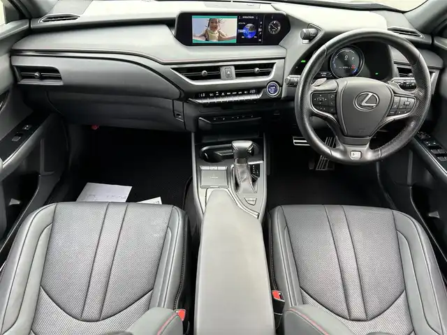 レクサス ＵＸ 250h Fスポーツ 和歌山県 2021(令3)年 6.8万km ソニックチタニウム オレンジキャリパー/純正12.3インチナビ/全方位カメラ/フルセグTV/BT/衝突軽減ブレーキ/ブラインドスポットモニター/前後コーナーセンサー/オートライト/レーダークルコン/ドラレコ/ETC/シートヒーター/ステアリングヒーター/ステアリングリモコン/シートメモリー/パドルシフト/電動リアゲート/3眼LEDヘッドライト/フォグランプ