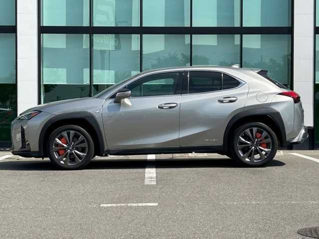 レクサス ＵＸ 250h Fスポーツ 和歌山県 2021(令3)年 6.8万km ソニックチタニウム オレンジキャリパー/純正12.3インチナビ/全方位カメラ/フルセグTV/BT/衝突軽減ブレーキ/ブラインドスポットモニター/前後コーナーセンサー/オートライト/レーダークルコン/ドラレコ/ETC/シートヒーター/ステアリングヒーター/ステアリングリモコン/シートメモリー/パドルシフト/電動リアゲート/3眼LEDヘッドライト/フォグランプ