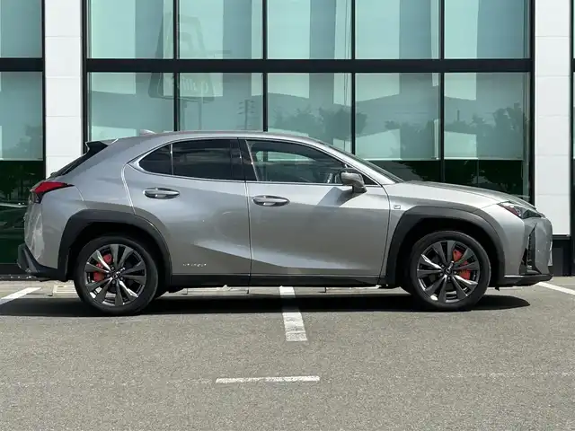 レクサス ＵＸ 250h Fスポーツ 和歌山県 2021(令3)年 6.8万km ソニックチタニウム オレンジキャリパー/純正12.3インチナビ/全方位カメラ/フルセグTV/BT/衝突軽減ブレーキ/ブラインドスポットモニター/前後コーナーセンサー/オートライト/レーダークルコン/ドラレコ/ETC/シートヒーター/ステアリングヒーター/ステアリングリモコン/シートメモリー/パドルシフト/電動リアゲート/3眼LEDヘッドライト/フォグランプ
