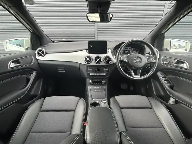 メルセデス・ベンツ Ｂ１８０ 茨城県 2018(平30)年 2.1万km カルサイトホワイト 後期型 /ワンオ-ナ- /ベ-シックパッケージ /・メモリー付パワーシート/・電動ランバーサポート/・クライメートコントロール/・サングラスケース/・アンダーシートボックス/・12V電源ソケット/RSP /ACC /LKA/BSA/LED /ナビ /12セグ /BT /CarPlay /USB /DVD/CD /バックカメラ /パークトロニック /半革シート /シートヒーター /パワーシート /キーレスゴー /パドルシフト /ETC /純正17inAW /禁煙車