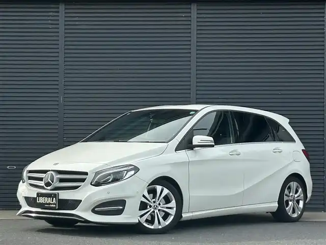 メルセデス・ベンツ Ｂ１８０ 茨城県 2018(平30)年 2.1万km カルサイトホワイト 後期型 /ワンオ-ナ- /ベ-シックパッケージ /・メモリー付パワーシート/・電動ランバーサポート/・クライメートコントロール/・サングラスケース/・アンダーシートボックス/・12V電源ソケット/RSP /ACC /LKA/BSA/LED /ナビ /12セグ /BT /CarPlay /USB /DVD/CD /バックカメラ /パークトロニック /半革シート /シートヒーター /パワーシート /キーレスゴー /パドルシフト /ETC /純正17inAW /禁煙車