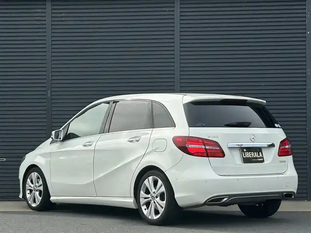 メルセデス・ベンツ Ｂ１８０ 茨城県 2018(平30)年 2.1万km カルサイトホワイト 後期型 /ワンオ-ナ- /ベ-シックパッケージ /・メモリー付パワーシート/・電動ランバーサポート/・クライメートコントロール/・サングラスケース/・アンダーシートボックス/・12V電源ソケット/RSP /ACC /LKA/BSA/LED /ナビ /12セグ /BT /CarPlay /USB /DVD/CD /バックカメラ /パークトロニック /半革シート /シートヒーター /パワーシート /キーレスゴー /パドルシフト /ETC /純正17inAW /禁煙車