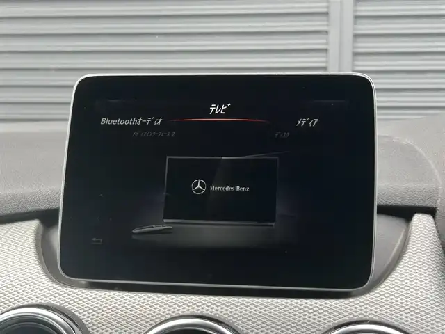 メルセデス・ベンツ Ｂ１８０ 茨城県 2018(平30)年 2.1万km カルサイトホワイト 後期型 /ワンオ-ナ- /ベ-シックパッケージ /・メモリー付パワーシート/・電動ランバーサポート/・クライメートコントロール/・サングラスケース/・アンダーシートボックス/・12V電源ソケット/RSP /ACC /LKA/BSA/LED /ナビ /12セグ /BT /CarPlay /USB /DVD/CD /バックカメラ /パークトロニック /半革シート /シートヒーター /パワーシート /キーレスゴー /パドルシフト /ETC /純正17inAW /禁煙車