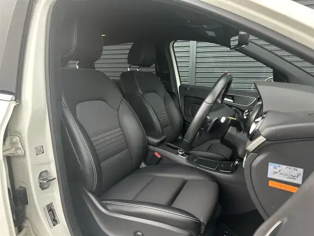 メルセデス・ベンツ Ｂ１８０ 茨城県 2018(平30)年 2.1万km カルサイトホワイト 後期型 /ワンオ-ナ- /ベ-シックパッケージ /・メモリー付パワーシート/・電動ランバーサポート/・クライメートコントロール/・サングラスケース/・アンダーシートボックス/・12V電源ソケット/RSP /ACC /LKA/BSA/LED /ナビ /12セグ /BT /CarPlay /USB /DVD/CD /バックカメラ /パークトロニック /半革シート /シートヒーター /パワーシート /キーレスゴー /パドルシフト /ETC /純正17inAW /禁煙車