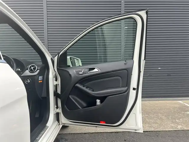 メルセデス・ベンツ Ｂ１８０ 茨城県 2018(平30)年 2.1万km カルサイトホワイト 後期型 /ワンオ-ナ- /ベ-シックパッケージ /・メモリー付パワーシート/・電動ランバーサポート/・クライメートコントロール/・サングラスケース/・アンダーシートボックス/・12V電源ソケット/RSP /ACC /LKA/BSA/LED /ナビ /12セグ /BT /CarPlay /USB /DVD/CD /バックカメラ /パークトロニック /半革シート /シートヒーター /パワーシート /キーレスゴー /パドルシフト /ETC /純正17inAW /禁煙車