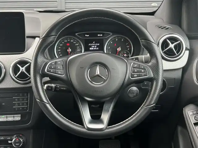 メルセデス・ベンツ Ｂ１８０ 茨城県 2018(平30)年 2.1万km カルサイトホワイト 後期型 /ワンオ-ナ- /ベ-シックパッケージ /・メモリー付パワーシート/・電動ランバーサポート/・クライメートコントロール/・サングラスケース/・アンダーシートボックス/・12V電源ソケット/RSP /ACC /LKA/BSA/LED /ナビ /12セグ /BT /CarPlay /USB /DVD/CD /バックカメラ /パークトロニック /半革シート /シートヒーター /パワーシート /キーレスゴー /パドルシフト /ETC /純正17inAW /禁煙車