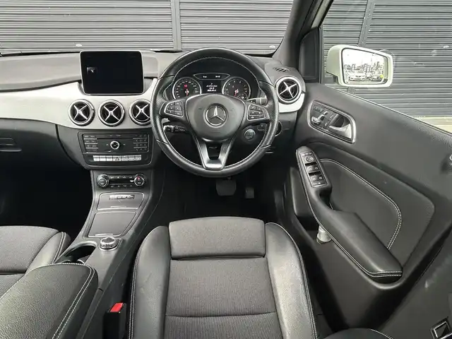 メルセデス・ベンツ Ｂ１８０ 茨城県 2018(平30)年 2.1万km カルサイトホワイト 後期型 /ワンオ-ナ- /ベ-シックパッケージ /・メモリー付パワーシート/・電動ランバーサポート/・クライメートコントロール/・サングラスケース/・アンダーシートボックス/・12V電源ソケット/RSP /ACC /LKA/BSA/LED /ナビ /12セグ /BT /CarPlay /USB /DVD/CD /バックカメラ /パークトロニック /半革シート /シートヒーター /パワーシート /キーレスゴー /パドルシフト /ETC /純正17inAW /禁煙車