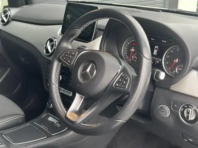 メルセデス・ベンツ Ｂ１８０ 茨城県 2018(平30)年 2.1万km カルサイトホワイト 後期型 /ワンオ-ナ- /ベ-シックパッケージ /・メモリー付パワーシート/・電動ランバーサポート/・クライメートコントロール/・サングラスケース/・アンダーシートボックス/・12V電源ソケット/RSP /ACC /LKA/BSA/LED /ナビ /12セグ /BT /CarPlay /USB /DVD/CD /バックカメラ /パークトロニック /半革シート /シートヒーター /パワーシート /キーレスゴー /パドルシフト /ETC /純正17inAW /禁煙車