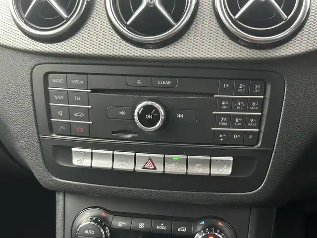 メルセデス・ベンツ Ｂ１８０ 茨城県 2018(平30)年 2.1万km カルサイトホワイト 後期型 /ワンオ-ナ- /ベ-シックパッケージ /・メモリー付パワーシート/・電動ランバーサポート/・クライメートコントロール/・サングラスケース/・アンダーシートボックス/・12V電源ソケット/RSP /ACC /LKA/BSA/LED /ナビ /12セグ /BT /CarPlay /USB /DVD/CD /バックカメラ /パークトロニック /半革シート /シートヒーター /パワーシート /キーレスゴー /パドルシフト /ETC /純正17inAW /禁煙車