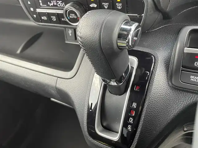 ホンダ Ｎ ＢＯＸ カスタム L スタイル+ブラック 香川県 2022(令4)年 4.6万km プラチナホワイトパール ホンダセンシング/→衝突軽減ブレーキ/→誤発信抑制機能/→後方誤発信抑制機能/→近距離衝突軽減ブレーキ/→歩行者事故軽減ステアリング/→路外逸脱抑制機能/→クルーズコントロール/→車線維持支援システム/→先行車発進お知らせ機能/→標識認識機能/→オートハイビーム/PanasonicSDナビ/【Bluetooth/ＡＭ／ＦＭ／フルセグＴＶ】/バックカメラ/両側パワースライドドア/純正革巻きステアリング/ステアリングリモコン/クラッツィオシートカバー/クラッツィオフロアマット/前席シートヒーター/後席クールフィルム施工/シートバックテーブル/後側コーナーセンサー/純正フルLEDヘッドライト/純正ドアバイザー/純正14インチアルミホイール/ETC/スマートキー/プッシュスタート