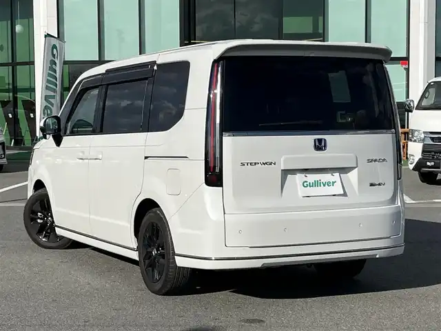 ホンダ ステップワゴン スパーダ eHEV 奈良県 2023(令5)年 0.7万km プラチナホワイトパール 純正9インチナビ（LXM-237VFNi）/（フルセグ/BT/CD/DVD）/純正15.6インチフリップダウンモニター（VM-231FE）/レーダークルーズコントロール/パドルシフト/バックカメラ/ブラインドスポットモニター/前後コーナーセンサー/衝突軽減システム/レーンキープアシスト/両側パワースライドドア/ハーフレザーシート/前席シートヒーター/後席サンシェード/デジタルインナーミラー/前後ドライブレコーダー（DRH-229ND）/ETC/純正16インチAW/保証書/取り扱い説明書/スペアキーＸ１