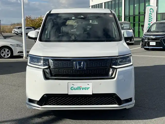 ホンダ ステップワゴン スパーダ eHEV 奈良県 2023(令5)年 0.7万km プラチナホワイトパール 純正9インチナビ（LXM-237VFNi）/（フルセグ/BT/CD/DVD）/純正15.6インチフリップダウンモニター（VM-231FE）/レーダークルーズコントロール/パドルシフト/バックカメラ/ブラインドスポットモニター/前後コーナーセンサー/衝突軽減システム/レーンキープアシスト/両側パワースライドドア/ハーフレザーシート/前席シートヒーター/後席サンシェード/デジタルインナーミラー/前後ドライブレコーダー（DRH-229ND）/ETC/純正16インチAW/保証書/取り扱い説明書/スペアキーＸ１