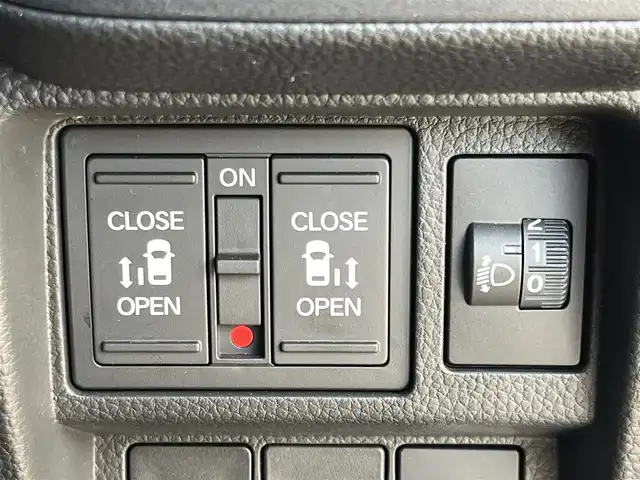 ホンダ ステップワゴン スパーダ eHEV 奈良県 2023(令5)年 0.7万km プラチナホワイトパール 純正9インチナビ（LXM-237VFNi）/（フルセグ/BT/CD/DVD）/純正15.6インチフリップダウンモニター（VM-231FE）/レーダークルーズコントロール/パドルシフト/バックカメラ/ブラインドスポットモニター/前後コーナーセンサー/衝突軽減システム/レーンキープアシスト/両側パワースライドドア/ハーフレザーシート/前席シートヒーター/後席サンシェード/デジタルインナーミラー/前後ドライブレコーダー（DRH-229ND）/ETC/純正16インチAW/保証書/取り扱い説明書/スペアキーＸ１