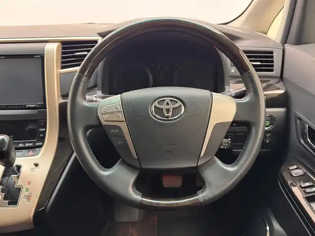 トヨタ アルファード 240S タイプゴールド 兵庫県 2013(平25)年 8.7万km ブラック ・社外SDナビ　（AVN‐ZX02i)/（CD/DVD/SD/Bluetooth/フルセグTV）　　/・社外フリップダウンモニター　/・コーナーセンサー　　/・クルーズコントロール　　/・バックカメラ　/・パワーバックドア　/・両側パワースライドドア　/・ダウンサス　/・ハーフレザーシート　/・ETC　/・純正マット/・純正ドアバイザー/・HID/・フォグランプ/・社外20インチAW