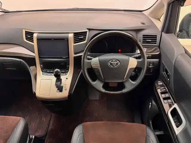 トヨタ アルファード 240S タイプゴールド 兵庫県 2013(平25)年 8.7万km ブラック ・社外SDナビ　（AVN‐ZX02i)/（CD/DVD/SD/Bluetooth/フルセグTV）　　/・社外フリップダウンモニター　/・コーナーセンサー　　/・クルーズコントロール　　/・バックカメラ　/・パワーバックドア　/・両側パワースライドドア　/・ダウンサス　/・ハーフレザーシート　/・ETC　/・純正マット/・純正ドアバイザー/・HID/・フォグランプ/・社外20インチAW