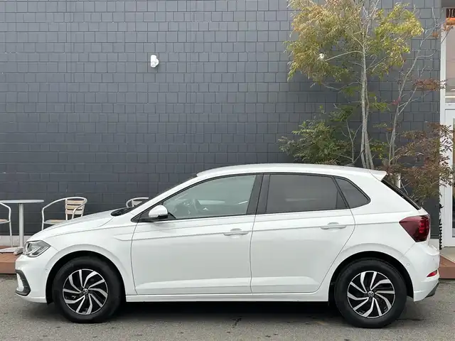 フォルクスワーゲン ＶＷ ポロ TSI アクティブ 滋賀県 2022(令4)年 2.6万km 白 DiscoverProパッケージ/LEDヘッドライト/純正ナビ/Bカメラ/BT/USB/ACC/LKS/デジタルメータークラスター/F.Rクリアランスソナー/Apple Car Play/ETC/純正ラバーマット