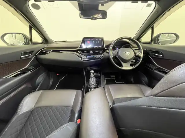 トヨタ Ｃ－ＨＲ G－T LEDエディション 道央・札幌 2018(平30)年 8.1万km ブラックマイカ ・４WD/・ワンオーナー/・寒冷地仕様/・純正SDナビ/・CD/DVD/SD/BT/・フルセグTV/・バックカメラ/・ビルトインETC/・ブラインドスポットモニター/・トヨタセーフティセンス/・プリクラッシュセーフティ/・レーンキープアシスト/・オートホールド/・レーダークルーズコントロール/・クリアランスソナー/・横滑り防止装置/・ステアリングスイッチ/・nanoe/・LEDヘッドライト/・フォグランプ/・オートライト/・オートマチックハイビーム/・ハーフレザーシート/・D+N席シートヒーター/純正18インチAW/純正フロアマット/プッシュスタート/スマートキー/スペアキー/・純正エンジンスターター/・保証書/・取扱説明書