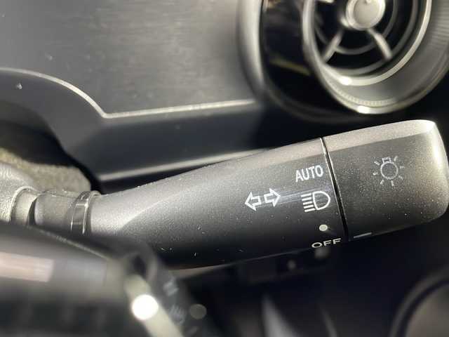 トヨタ アクア クロスオーバー 沖縄県 2018(平30)年 2.2万km ホワイトパールクリスタルシャイン 県外仕入/禁煙車/純正9インチナビ/CD/DVD/SD/BT/フルセグ/バックカメラ/ETC/ドライブレコーダー/トヨタセーフティセンス/プリクラッシュセーフティ/レーンキープアシスト/コーナーセンサー/横滑り防止装置/オートマチックハイビーム/LEDヘッドライト/オートライト/アイドリングストップ/ハーフレザーシート/純正16インチAW/純正フロアマット/プッシュスタート/スマートキー