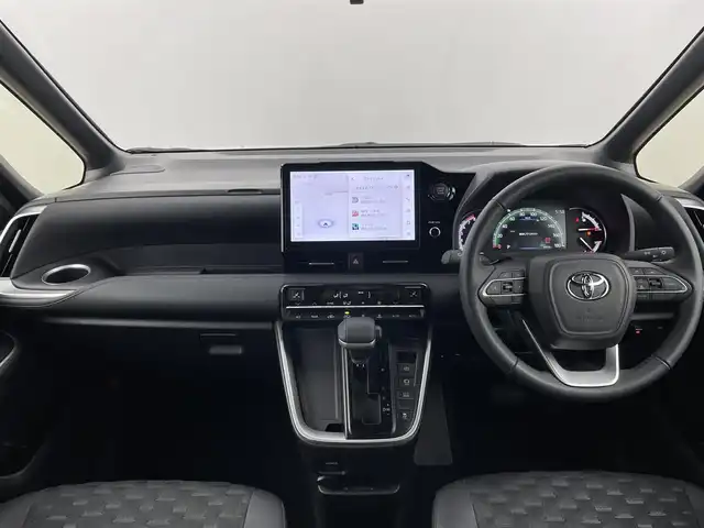 トヨタ ヴォクシー S－Z 大分県 2024(令6)年 0.9万km ホワイトパールクリスタルシャイン ワンオーナー/禁煙車/TOYOTAセーフティセンス/・プリクラッシュセーフティ/・レーントレーシングアシスト/・レーンディパーチャアラート/・レーダークルーズコントロール/・アダプティブクハイビームシステム/・ドライバー異常時対応システム/・プロアクティブドライブアシスト/・発進遅れ告知機能/10.5型ディスプレイ/・フルセグTV、HDMI、CD/DVD、AM/FM/・AppleCarPlay、AndroidAuto/ステアリングスイッチ/バックカメラ/純正フリップダウンモニター/両側電動スライドドア/ハーフレザーシート/・前席シートヒーター/横滑り防止装置/電動格納ミラー/オートライト/LEDヘッドライト/純正17インチアルミホイール/保証書、取説