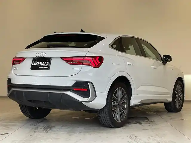 アウディ Ｑ３ SB 35TFSI Sライン 熊本県 2022(令4)年 2.7万km 白 ・スマートキー/・プッシュスタート/・エフィシェンシアシスト/・ハイビームアシスト/・パークエイド/・アダプティブドライブアシスト/・接近警告/・レーンキープアシスト/・Audiプレゼンス/・休憩の推奨/・クルーズコントロール(追従式)/・ハーフレザーシート/・前席パワーシート/・前席シートヒーター /・純正メモリナビ/　【Bluetooth・USB・AppleCarPlay・AndroidAuto】/・全方位カメラ/・ETC2.0/・バーチャルコクピット/・ワイヤレス充電/・ドライブレコーダー(前後録画)/・パワーバックドア/・LEDヘッドランプ/・純正マット/・保証書/取説