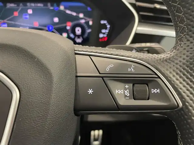アウディ Ｑ３ SB 35TFSI Sライン 熊本県 2022(令4)年 2.7万km 白 ・スマートキー/・プッシュスタート/・エフィシェンシアシスト/・ハイビームアシスト/・パークエイド/・アダプティブドライブアシスト/・接近警告/・レーンキープアシスト/・Audiプレゼンス/・休憩の推奨/・クルーズコントロール(追従式)/・ハーフレザーシート/・前席パワーシート/・前席シートヒーター /・純正メモリナビ/　【Bluetooth・USB・AppleCarPlay・AndroidAuto】/・全方位カメラ/・ETC2.0/・バーチャルコクピット/・ワイヤレス充電/・ドライブレコーダー(前後録画)/・パワーバックドア/・LEDヘッドランプ/・純正マット/・保証書/取説