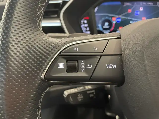 アウディ Ｑ３ SB 35TFSI Sライン 熊本県 2022(令4)年 2.7万km 白 ・スマートキー/・プッシュスタート/・エフィシェンシアシスト/・ハイビームアシスト/・パークエイド/・アダプティブドライブアシスト/・接近警告/・レーンキープアシスト/・Audiプレゼンス/・休憩の推奨/・クルーズコントロール(追従式)/・ハーフレザーシート/・前席パワーシート/・前席シートヒーター /・純正メモリナビ/　【Bluetooth・USB・AppleCarPlay・AndroidAuto】/・全方位カメラ/・ETC2.0/・バーチャルコクピット/・ワイヤレス充電/・ドライブレコーダー(前後録画)/・パワーバックドア/・LEDヘッドランプ/・純正マット/・保証書/取説