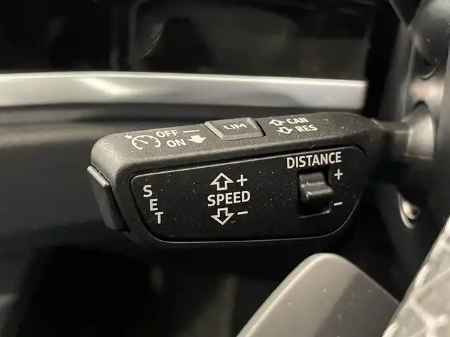 アウディ Ｑ３ SB 35TFSI Sライン 熊本県 2022(令4)年 2.7万km 白 ・スマートキー/・プッシュスタート/・エフィシェンシアシスト/・ハイビームアシスト/・パークエイド/・アダプティブドライブアシスト/・接近警告/・レーンキープアシスト/・Audiプレゼンス/・休憩の推奨/・クルーズコントロール(追従式)/・ハーフレザーシート/・前席パワーシート/・前席シートヒーター /・純正メモリナビ/　【Bluetooth・USB・AppleCarPlay・AndroidAuto】/・全方位カメラ/・ETC2.0/・バーチャルコクピット/・ワイヤレス充電/・ドライブレコーダー(前後録画)/・パワーバックドア/・LEDヘッドランプ/・純正マット/・保証書/取説