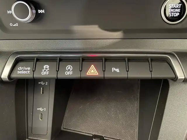 アウディ Ｑ３ SB 35TFSI Sライン 熊本県 2022(令4)年 2.7万km 白 ・スマートキー/・プッシュスタート/・エフィシェンシアシスト/・ハイビームアシスト/・パークエイド/・アダプティブドライブアシスト/・接近警告/・レーンキープアシスト/・Audiプレゼンス/・休憩の推奨/・クルーズコントロール(追従式)/・ハーフレザーシート/・前席パワーシート/・前席シートヒーター /・純正メモリナビ/　【Bluetooth・USB・AppleCarPlay・AndroidAuto】/・全方位カメラ/・ETC2.0/・バーチャルコクピット/・ワイヤレス充電/・ドライブレコーダー(前後録画)/・パワーバックドア/・LEDヘッドランプ/・純正マット/・保証書/取説