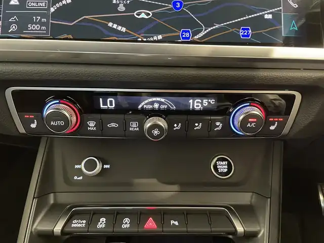 アウディ Ｑ３ SB 35TFSI Sライン 熊本県 2022(令4)年 2.7万km 白 ・スマートキー/・プッシュスタート/・エフィシェンシアシスト/・ハイビームアシスト/・パークエイド/・アダプティブドライブアシスト/・接近警告/・レーンキープアシスト/・Audiプレゼンス/・休憩の推奨/・クルーズコントロール(追従式)/・ハーフレザーシート/・前席パワーシート/・前席シートヒーター /・純正メモリナビ/　【Bluetooth・USB・AppleCarPlay・AndroidAuto】/・全方位カメラ/・ETC2.0/・バーチャルコクピット/・ワイヤレス充電/・ドライブレコーダー(前後録画)/・パワーバックドア/・LEDヘッドランプ/・純正マット/・保証書/取説