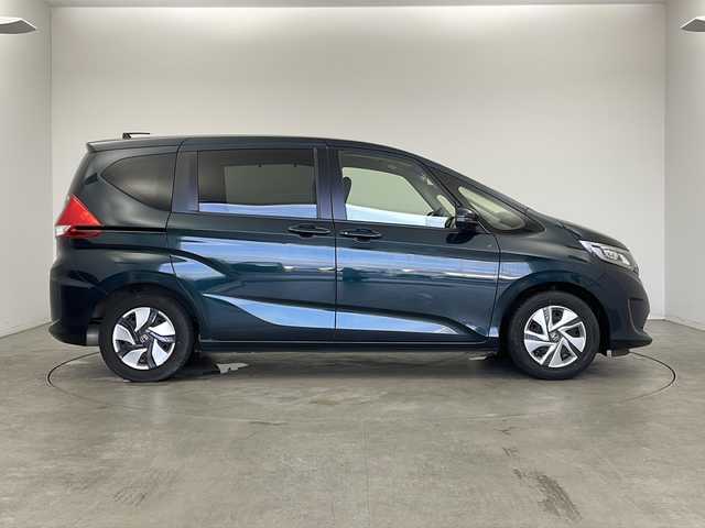 ホンダ フリード G ホンダセンシング 新潟県 2019(平31)年 1.8万km フォレストグリーンパール 純正SDナビ（Bluetooth・CD・DVD・USB）/両側パワースライドドア/純正フリップダウンモニター　/バックカメラ　/フルセグ　/衝突被害軽減システム/レーンキープアシスト　/追従クルーズコントロール　/LEDオートライト　/オートマチックハイビーム　/前方ドライブレコーダー/アイドリングストップ/フロントワイパーデアイサー/ステアリングスイッチ/ETC/純正フロアマット/純正１５インチアルミホイール/スマートキー/スペアキー