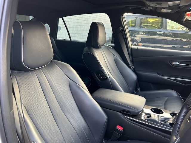 トヨタ クラウン ハイブリッド RS アドバンス 大阪府 2018(平30)年 6.7万km ホワイトパールクリスタルシャイン サンルーフ/ブラインドスポットモニター/純正ナビ(BT/フルセグ/AUX/USB)/アラウンドビューモニター/プリクラッシュセーフティー/レーダークルーズコントロール/パーキングアシスト/デジタルインナーミラー/ETC/LEDヘッドライト/オートライト/オートマチックハイビーム/ドライブレコーダー/レザーシート/パワーシート/シートヒーター/エアシート/シートメモリー/純正フロアマット/純正アルミホイール/スペアキー