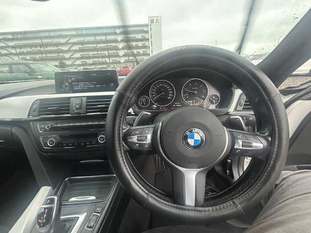 ＢＭＷ ３２０ｄ Mスポーツ 東京都 2015(平27)年 9.1万km 白 メモリナビ/ワンセグテレビ/バックカメラ/アイドリングストップ/ウィンカーミラー/クルーズコントロール/プッシュスタート/ETC/Bluetooth接続/CD、DVDチェンジャー/純正ホイールスタッドレス付き