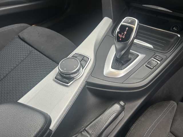 ＢＭＷ ３２０ｄ Mスポーツ 東京都 2015(平27)年 9.1万km 白 メモリナビ/ワンセグテレビ/バックカメラ/アイドリングストップ/ウィンカーミラー/クルーズコントロール/プッシュスタート/ETC/Bluetooth接続/CD、DVDチェンジャー/純正ホイールスタッドレス付き