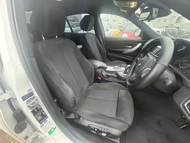 ＢＭＷ ３２０ｄ Mスポーツ 東京都 2015(平27)年 9.1万km 白 メモリナビ/ワンセグテレビ/バックカメラ/アイドリングストップ/ウィンカーミラー/クルーズコントロール/プッシュスタート/ETC/Bluetooth接続/CD、DVDチェンジャー/純正ホイールスタッドレス付き