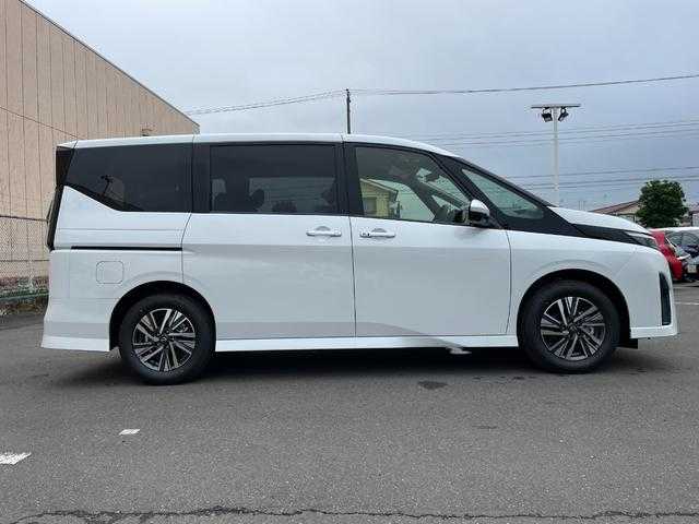 日産 セレナ e－パワー ハイウェイスター V 東京都 2025(令7)年 0.1千km プリズムホワイト e-POWER　ハイウエイスターV　ヘッドランプ オートレベライザー+アダプティブLEDヘッドライトシステム+インテリジェント アラウンドビューモニター（移動物 検知機能付）+インテリジェント ルームミラー+アドバンスドドライブアシストディスプレイ（12.3インチカラーディスプレイ）+統合型インターフェースディスプレイ+ワイヤレス充電器+6スピーカー+NissanConnectナビゲーションシステム（地デジ内蔵）+車載通信ユニット（TCU［Telematics Control Unit］）+ETC2.0ユニット（ビルトインタイプ）+ドライブレコーダー（前後セット）+プロパイロット（ナビリンク機能付）+プロパイロット緊急停止支援システム（SOSコール機能付）+SOSコール（488/400円）後席専用モニターHDMI NissanConnectナビ付車用(125/400円)