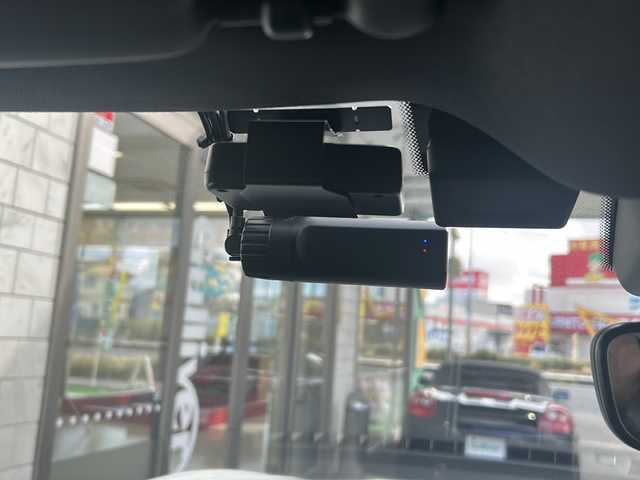 ポルシェ ポルシェ マカン 埼玉県 2022(令4)年 0.8万km ピュアホワイト 純正ナビ　/BT/USB/SD/FM/AM/前後ドライブレコーダー　/社外レーダー探知機　/ＡＣＣ　/全周囲カメラ　/衝突軽減システム　/前席シートヒーター　/前席パワーシート/クリアランスソナー/アイドリングストップ/ハンドルアシスト/横滑り防止/パドルシフト/ステアリングスイッチ/オートライト/パワーバックドア/ＢＳＭ　/スマートキー２本　/保証書　/取扱説明書