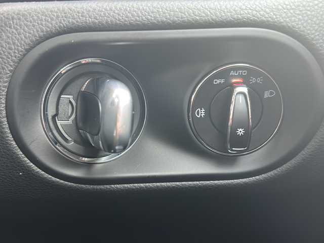 ポルシェ ポルシェ マカン 埼玉県 2022(令4)年 0.8万km ピュアホワイト 純正ナビ　/BT/USB/SD/FM/AM/前後ドライブレコーダー　/社外レーダー探知機　/ＡＣＣ　/全周囲カメラ　/衝突軽減システム　/前席シートヒーター　/前席パワーシート/クリアランスソナー/アイドリングストップ/ハンドルアシスト/横滑り防止/パドルシフト/ステアリングスイッチ/オートライト/パワーバックドア/ＢＳＭ　/スマートキー２本　/保証書　/取扱説明書