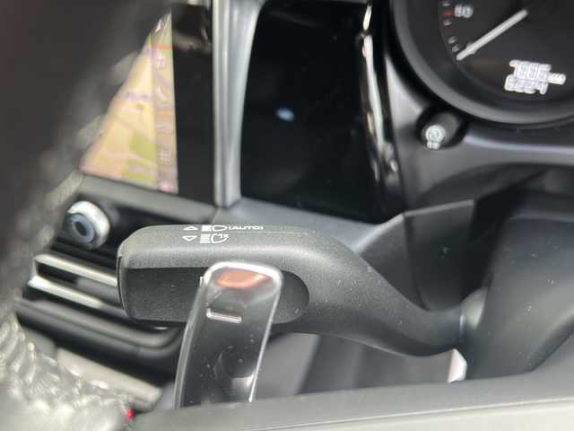 ポルシェ ポルシェ マカン 埼玉県 2022(令4)年 0.8万km ピュアホワイト 純正ナビ　/BT/USB/SD/FM/AM/前後ドライブレコーダー　/社外レーダー探知機　/ＡＣＣ　/全周囲カメラ　/衝突軽減システム　/前席シートヒーター　/前席パワーシート/クリアランスソナー/アイドリングストップ/ハンドルアシスト/横滑り防止/パドルシフト/ステアリングスイッチ/オートライト/パワーバックドア/ＢＳＭ　/スマートキー２本　/保証書　/取扱説明書