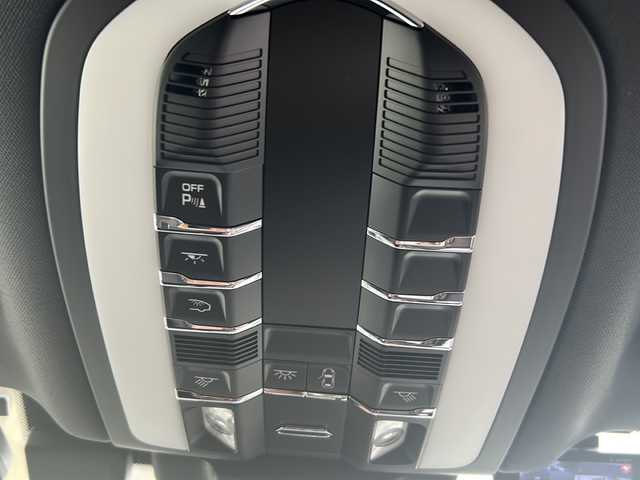 ポルシェ ポルシェ マカン 埼玉県 2022(令4)年 0.8万km ピュアホワイト 純正ナビ　/BT/USB/SD/FM/AM/前後ドライブレコーダー　/社外レーダー探知機　/ＡＣＣ　/全周囲カメラ　/衝突軽減システム　/前席シートヒーター　/前席パワーシート/クリアランスソナー/アイドリングストップ/ハンドルアシスト/横滑り防止/パドルシフト/ステアリングスイッチ/オートライト/パワーバックドア/ＢＳＭ　/スマートキー２本　/保証書　/取扱説明書