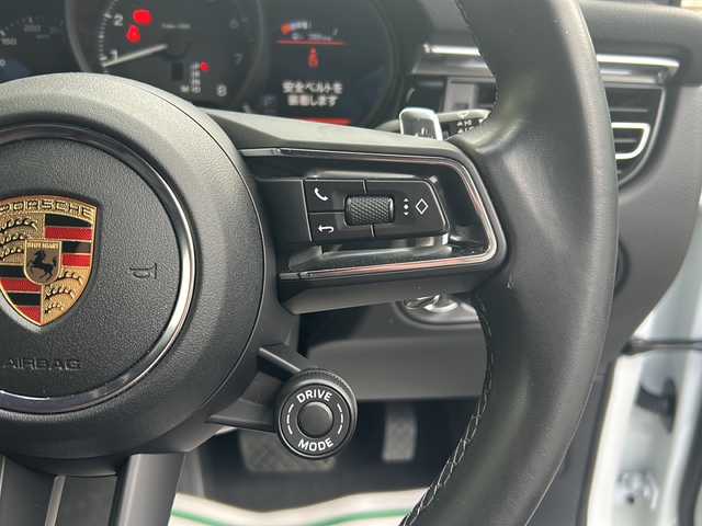 ポルシェ ポルシェ マカン 埼玉県 2022(令4)年 0.8万km ピュアホワイト 純正ナビ　/BT/USB/SD/FM/AM/前後ドライブレコーダー　/社外レーダー探知機　/ＡＣＣ　/全周囲カメラ　/衝突軽減システム　/前席シートヒーター　/前席パワーシート/クリアランスソナー/アイドリングストップ/ハンドルアシスト/横滑り防止/パドルシフト/ステアリングスイッチ/オートライト/パワーバックドア/ＢＳＭ　/スマートキー２本　/保証書　/取扱説明書