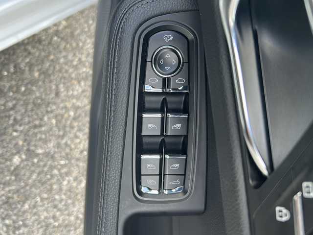 ポルシェ ポルシェ マカン 埼玉県 2022(令4)年 0.8万km ピュアホワイト 純正ナビ　/BT/USB/SD/FM/AM/前後ドライブレコーダー　/社外レーダー探知機　/ＡＣＣ　/全周囲カメラ　/衝突軽減システム　/前席シートヒーター　/前席パワーシート/クリアランスソナー/アイドリングストップ/ハンドルアシスト/横滑り防止/パドルシフト/ステアリングスイッチ/オートライト/パワーバックドア/ＢＳＭ　/スマートキー２本　/保証書　/取扱説明書