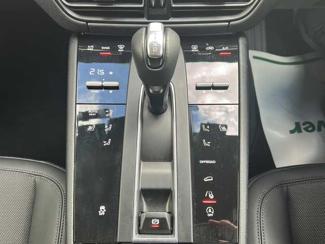 ポルシェ ポルシェ マカン 埼玉県 2022(令4)年 0.8万km ピュアホワイト 純正ナビ　/BT/USB/SD/FM/AM/前後ドライブレコーダー　/社外レーダー探知機　/ＡＣＣ　/全周囲カメラ　/衝突軽減システム　/前席シートヒーター　/前席パワーシート/クリアランスソナー/アイドリングストップ/ハンドルアシスト/横滑り防止/パドルシフト/ステアリングスイッチ/オートライト/パワーバックドア/ＢＳＭ　/スマートキー２本　/保証書　/取扱説明書