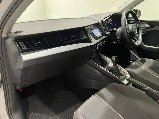 アウディ Ａ１ SB 35TFSI アドバンスド 愛知県 2020(令2)年 4.3万km グレイシアホワイトメタリック コントラストルーフ　/コンビニエンスＰＫＧ　/アシスタンスＰＫＧ　/ナビゲーションＰＫＧ　/バーチャルコクピット/MMIナビゲーション/シートヒーター　/Ｂｌｕｅｔｏｏｔｈ　/バックカメラ　/ＡｐｐｌｅＣａｒＰｌａｙ　/ＡｎｄｒｏｉｄＡｕｔｏ　/ACC/LKA/LEDヘッドライト/ドライブレコーダー/ETC２．０/プッシュスタート/ウィンカーミラー/アイドリングストップ