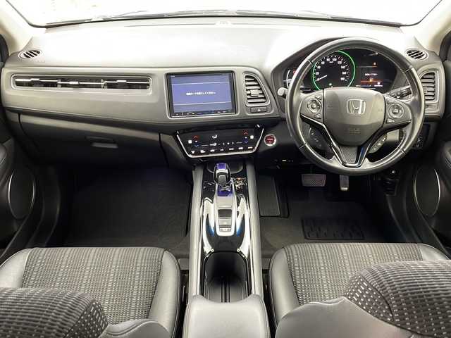 ホンダ ヴェゼル ハイブリッド Z ホンダセンシング 大阪府 2017(平29)年 5.9万km クリスタルブラックパール 純正8型ナビ(フルセグTV/HDMI/USB/CD/DVD)/リンクアップフリー/バックカメラ/ETC/ルーフレール/Honda SENSING/・衝突軽減ブレーキ/・誤発信抑制機能/・歩行者事故低減ステアリング/・路外逸脱抑制機能/・アダブティブ・クルーズ・コントロール/・車線維持支援システム/・先行車発信お知らせ機能/・標識認識機能/オートライト/盗難防止装置/ハーフレザーシート/シートヒーター(D/N席)/純正フロアマット/純正AW/スペアキー/地図カードなし/取扱説明書/保証書