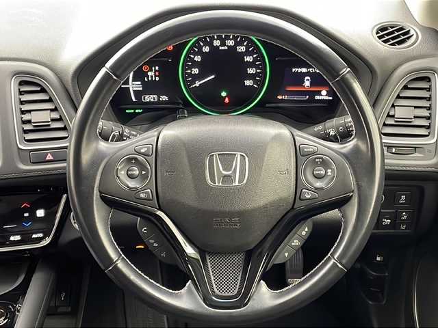 ホンダ ヴェゼル ハイブリッド Z ホンダセンシング 大阪府 2017(平29)年 5.9万km クリスタルブラックパール 純正8型ナビ(フルセグTV/HDMI/USB/CD/DVD)/リンクアップフリー/バックカメラ/ETC/ルーフレール/Honda SENSING/・衝突軽減ブレーキ/・誤発信抑制機能/・歩行者事故低減ステアリング/・路外逸脱抑制機能/・アダブティブ・クルーズ・コントロール/・車線維持支援システム/・先行車発信お知らせ機能/・標識認識機能/オートライト/盗難防止装置/ハーフレザーシート/シートヒーター(D/N席)/純正フロアマット/純正AW/スペアキー/地図カードなし/取扱説明書/保証書