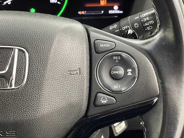 ホンダ ヴェゼル ハイブリッド Z ホンダセンシング 大阪府 2017(平29)年 5.9万km クリスタルブラックパール 純正8型ナビ(フルセグTV/HDMI/USB/CD/DVD)/リンクアップフリー/バックカメラ/ETC/ルーフレール/Honda SENSING/・衝突軽減ブレーキ/・誤発信抑制機能/・歩行者事故低減ステアリング/・路外逸脱抑制機能/・アダブティブ・クルーズ・コントロール/・車線維持支援システム/・先行車発信お知らせ機能/・標識認識機能/オートライト/盗難防止装置/ハーフレザーシート/シートヒーター(D/N席)/純正フロアマット/純正AW/スペアキー/地図カードなし/取扱説明書/保証書