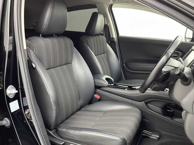 ホンダ ヴェゼル ハイブリッド Z ホンダセンシング 大阪府 2017(平29)年 5.9万km クリスタルブラックパール 純正8型ナビ(フルセグTV/HDMI/USB/CD/DVD)/リンクアップフリー/バックカメラ/ETC/ルーフレール/Honda SENSING/・衝突軽減ブレーキ/・誤発信抑制機能/・歩行者事故低減ステアリング/・路外逸脱抑制機能/・アダブティブ・クルーズ・コントロール/・車線維持支援システム/・先行車発信お知らせ機能/・標識認識機能/オートライト/盗難防止装置/ハーフレザーシート/シートヒーター(D/N席)/純正フロアマット/純正AW/スペアキー/地図カードなし/取扱説明書/保証書