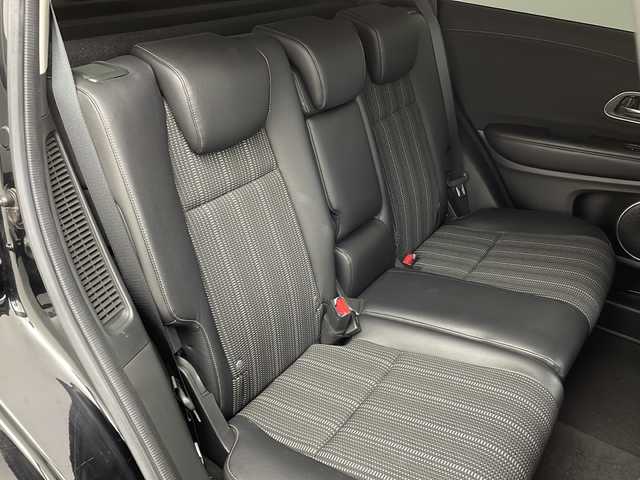 ホンダ ヴェゼル ハイブリッド Z ホンダセンシング 大阪府 2017(平29)年 5.9万km クリスタルブラックパール 純正8型ナビ(フルセグTV/HDMI/USB/CD/DVD)/リンクアップフリー/バックカメラ/ETC/ルーフレール/Honda SENSING/・衝突軽減ブレーキ/・誤発信抑制機能/・歩行者事故低減ステアリング/・路外逸脱抑制機能/・アダブティブ・クルーズ・コントロール/・車線維持支援システム/・先行車発信お知らせ機能/・標識認識機能/オートライト/盗難防止装置/ハーフレザーシート/シートヒーター(D/N席)/純正フロアマット/純正AW/スペアキー/地図カードなし/取扱説明書/保証書