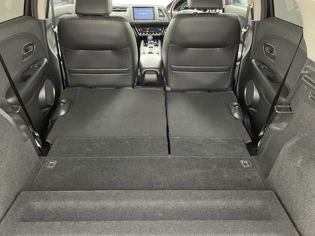 ホンダ ヴェゼル ハイブリッド Z ホンダセンシング 大阪府 2017(平29)年 5.9万km クリスタルブラックパール 純正8型ナビ(フルセグTV/HDMI/USB/CD/DVD)/リンクアップフリー/バックカメラ/ETC/ルーフレール/Honda SENSING/・衝突軽減ブレーキ/・誤発信抑制機能/・歩行者事故低減ステアリング/・路外逸脱抑制機能/・アダブティブ・クルーズ・コントロール/・車線維持支援システム/・先行車発信お知らせ機能/・標識認識機能/オートライト/盗難防止装置/ハーフレザーシート/シートヒーター(D/N席)/純正フロアマット/純正AW/スペアキー/地図カードなし/取扱説明書/保証書